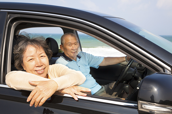senior-couple-in-car