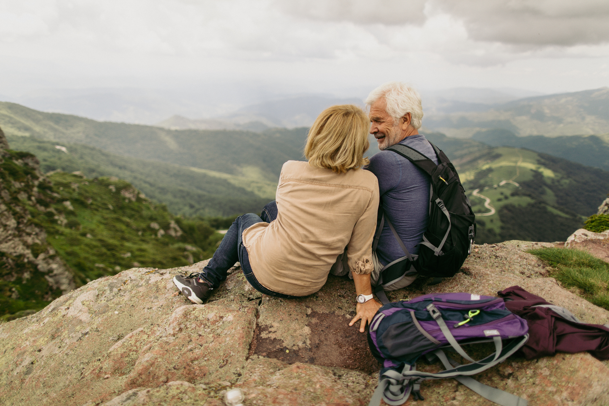 older-couple-sitting-mountain