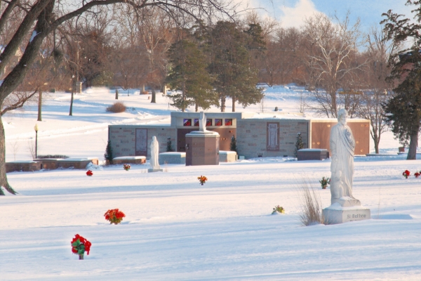 memorial-park-cemetery-mausoleum-in-winter