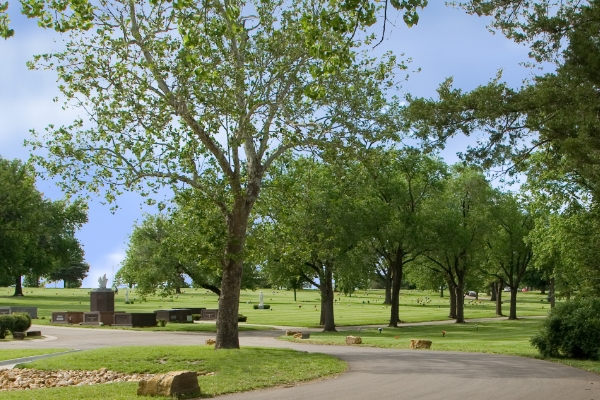 burial-garden-at-topeka-cemetery